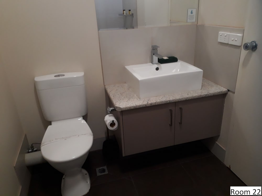 Room 22: Queen Deluxe Room with 50 inch Smart TV located on First Floor photo 3