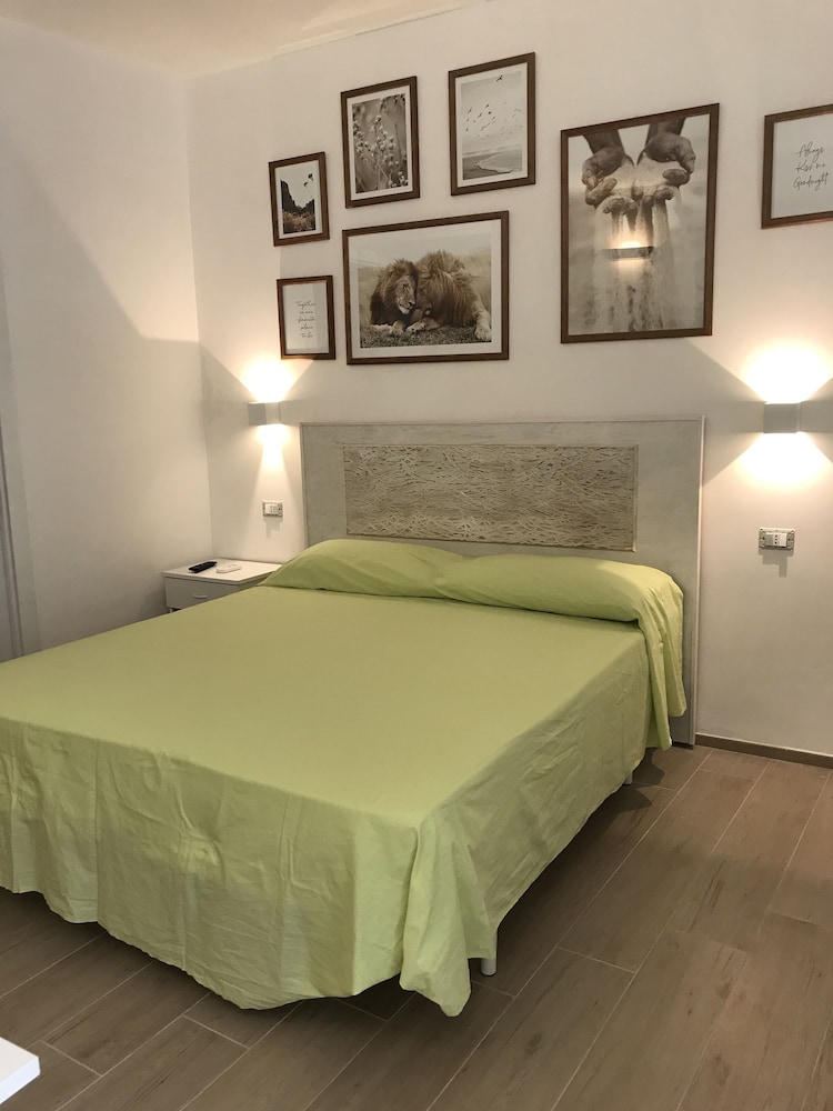 Economy Studio, 1 King Bed photo 1