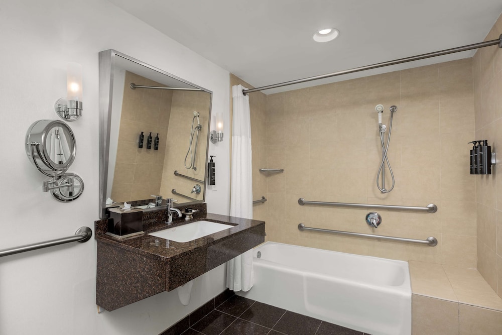 Room, 1 Queen Bed, Accessible, Bathtub (Mobility & Hearing) - Photo 2
