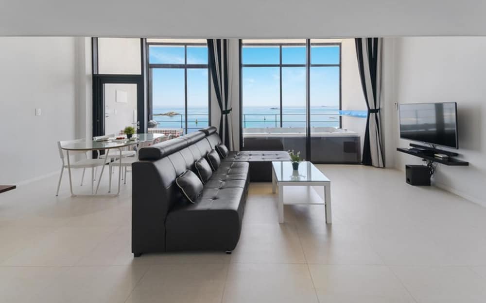 Room (VIP-1 (Spa Duplex)) - Photo 3
