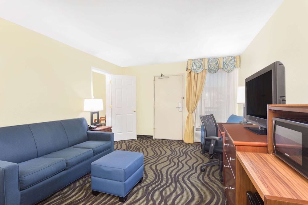 Suite, 1 King Bed, Non Smoking (One-Bedroom) - Photo 1