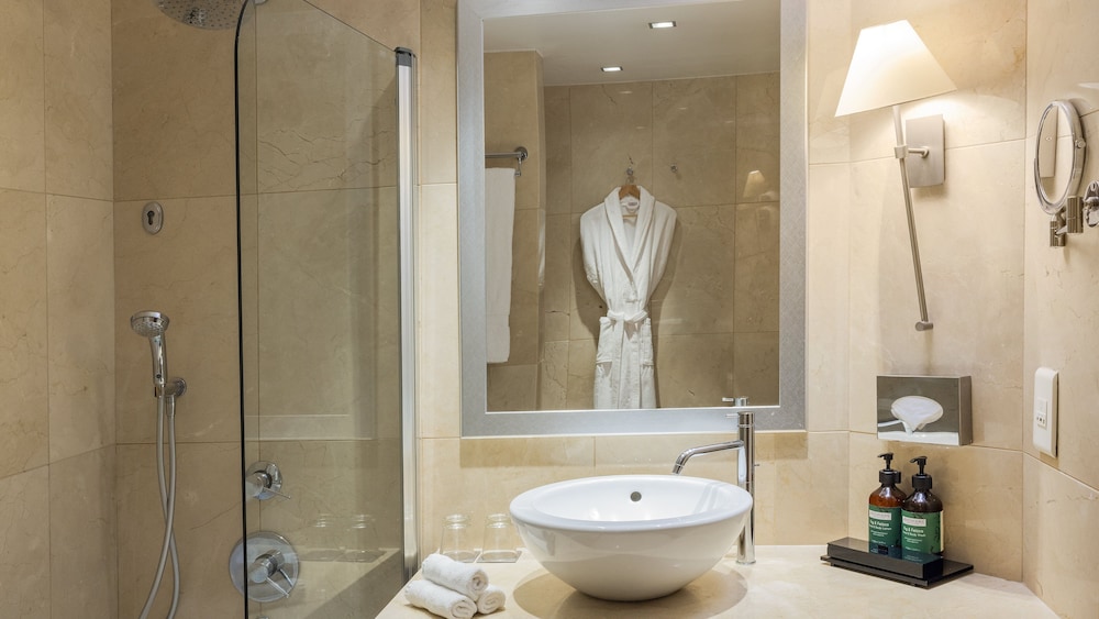 Standard Room, 1 Queen Bed, Club Lounge Access (High Floor)