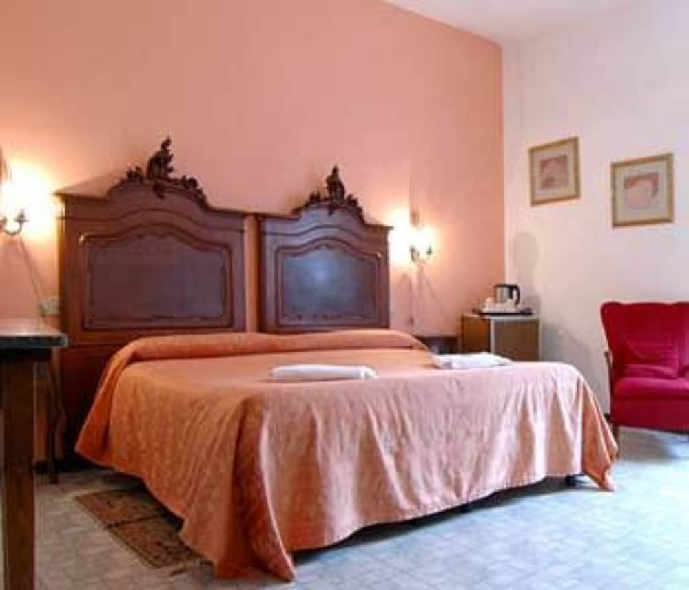 Double Room, Shared Bathroom photo 1