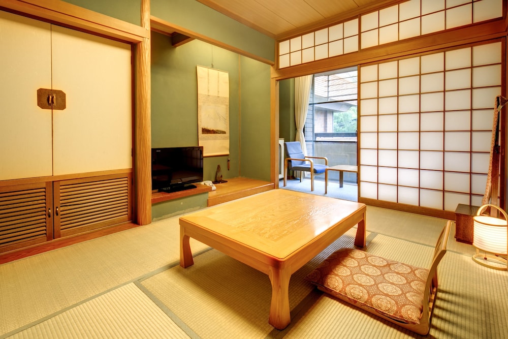 Tiny Japanese Room, Smoking photo 1