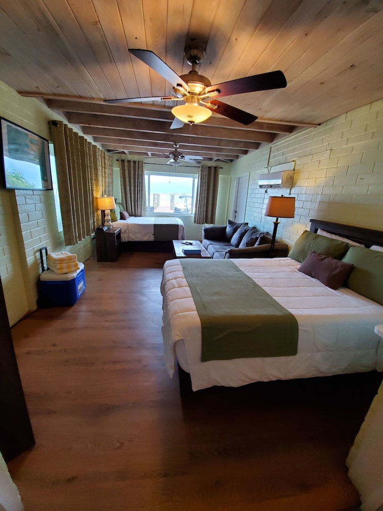 Waterfront Efficiency, 2 Double Beds - Sombrero photo 1