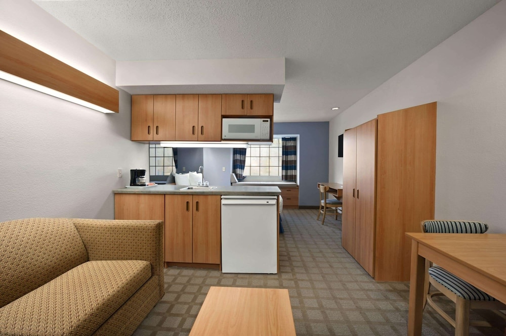 Studio Suite, 1 Queen Bed, Non Smoking - Photo 1