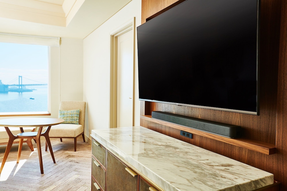 Premium Room, 1 King Bed, Bay View (High Floor) photo 2