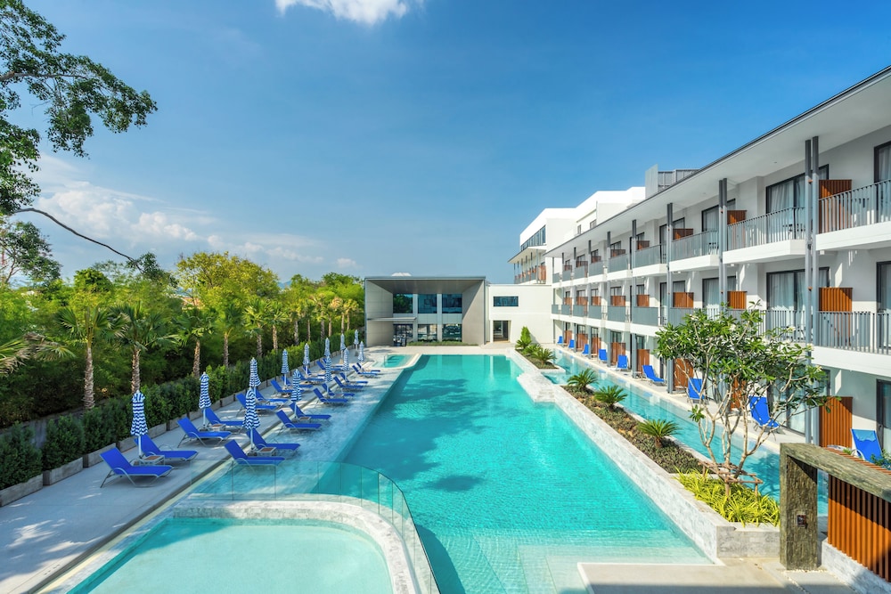 Deluxe Triple Pool View Room - Photo 2