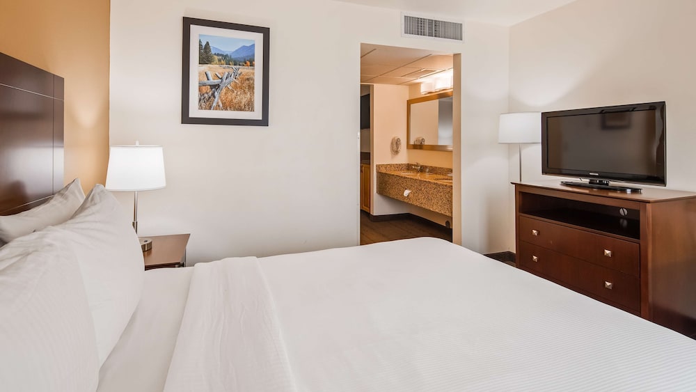 Suite, 1 King Bed, Refrigerator & Microwave