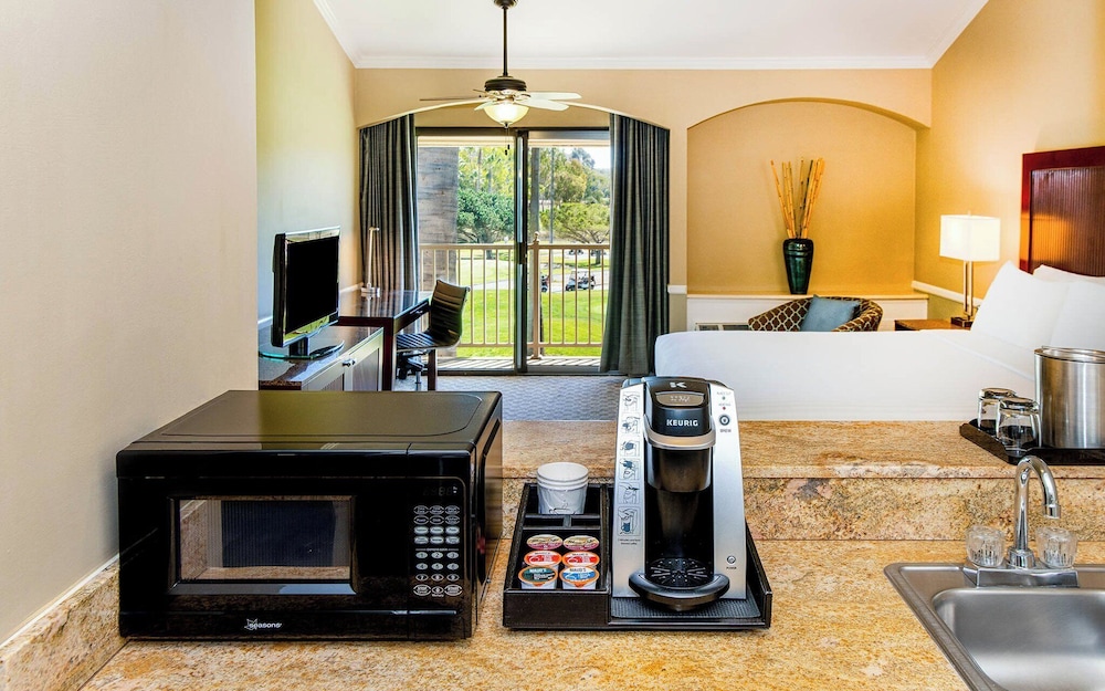 Executive Room, 1 King Bed, Golf View - Photo 1