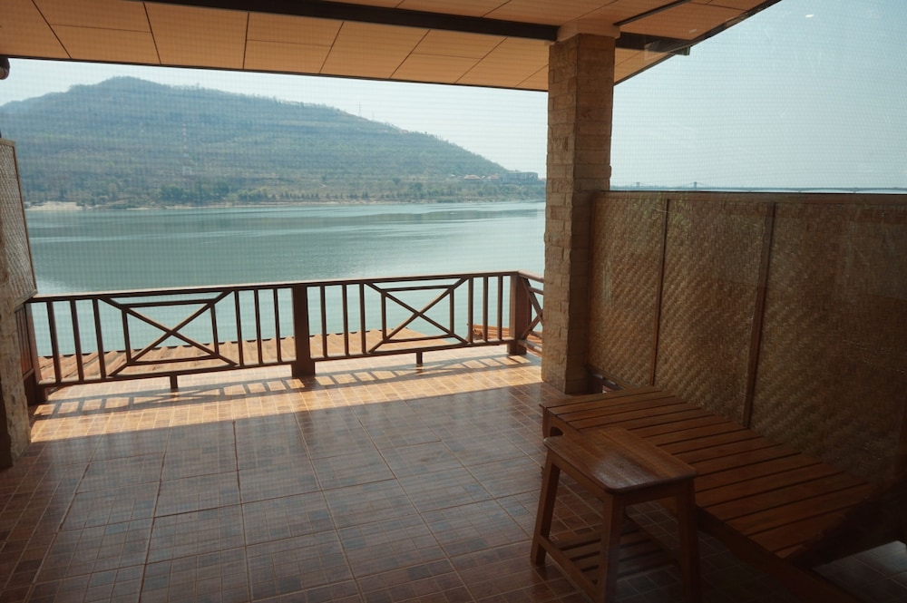 Deluxe Twin-Panorama Mekong River View photo 3