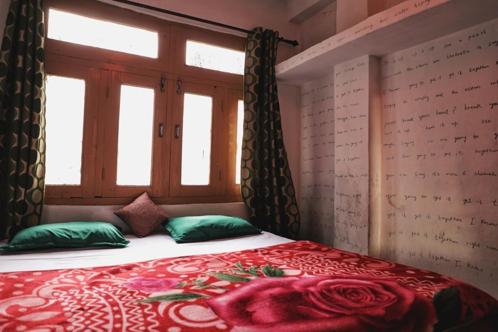 Deluxe Room, Shared Bathroom photo 3