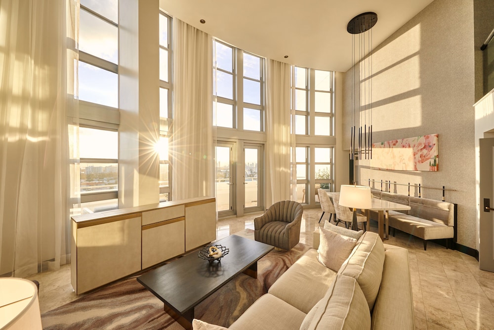 Presidential Studio Suite, Balcony, City View (Vice Presidential City Skyline View) thumbnail 5