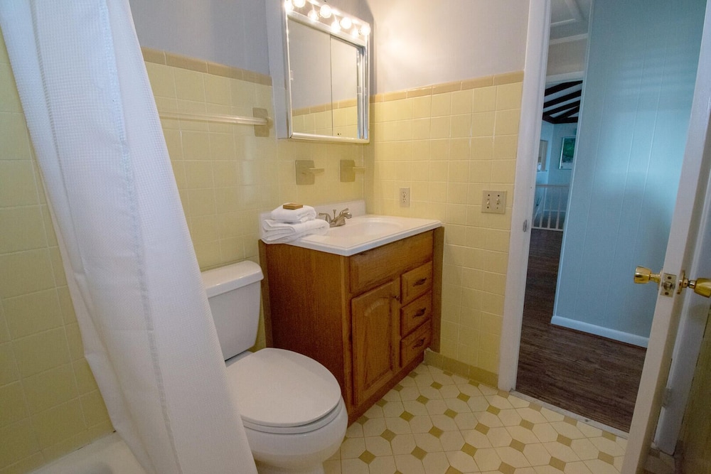 House, Multiple Beds, Patio, Beach View (711 Yellow Perch Rd) photo 2