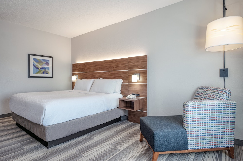 Standard Room, 1 King Bed (Minifridge) - Photo 9