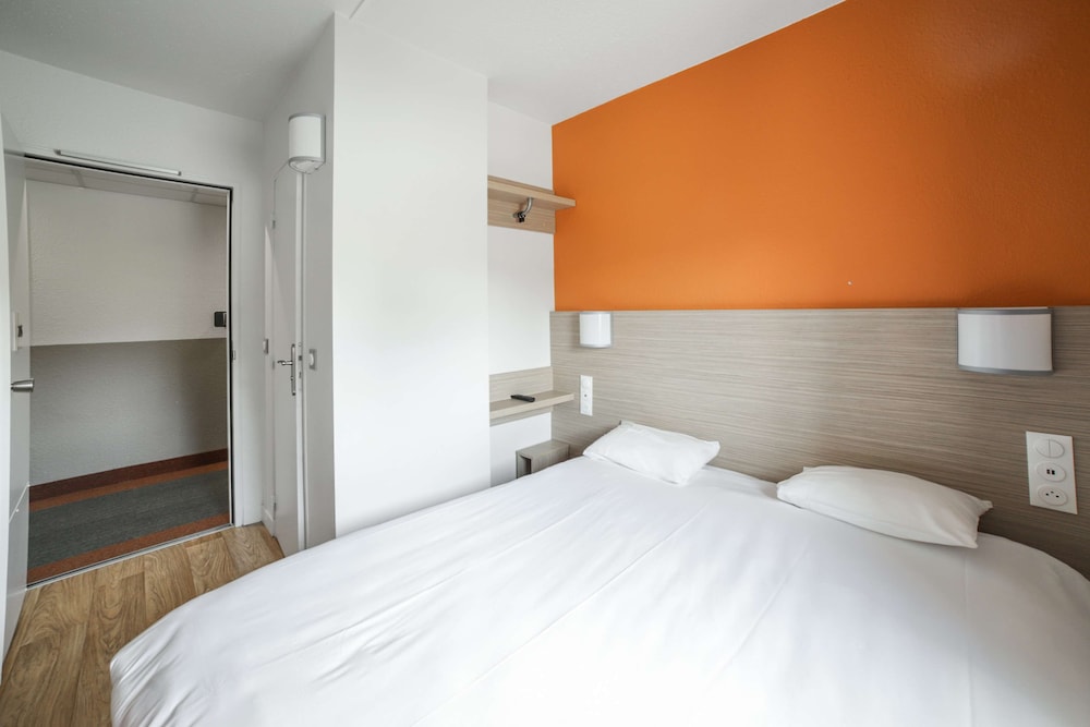 Standard Room, 1 Queen Bed photo 3