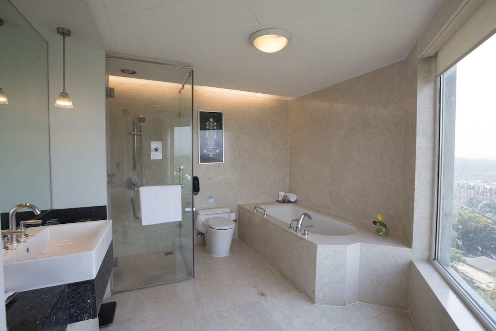 Club Suite, 1 King Bed, Lake View - Photo 5