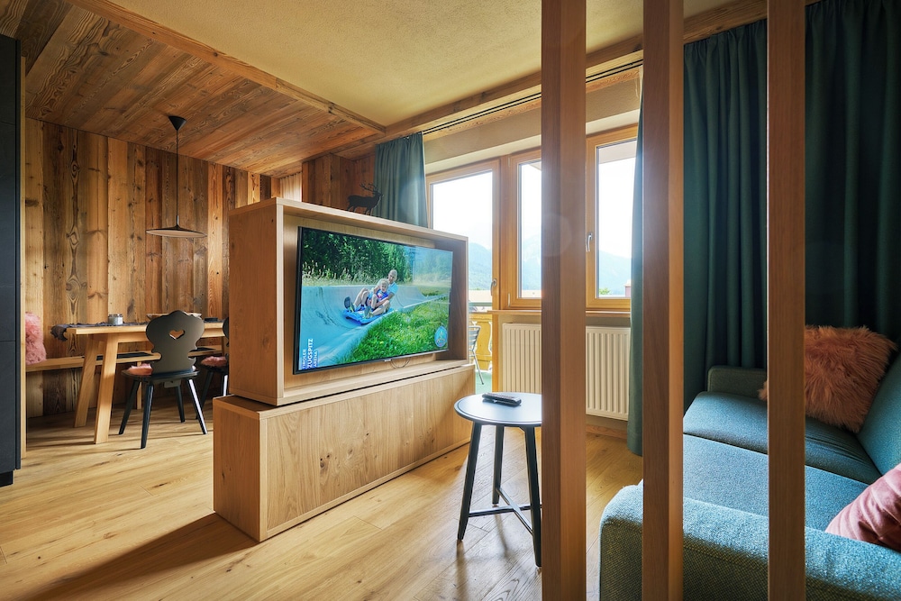 Luxury Condo, 2 Bedrooms, Balcony