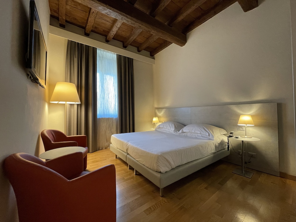 Deluxe Suite, City View - Photo 1