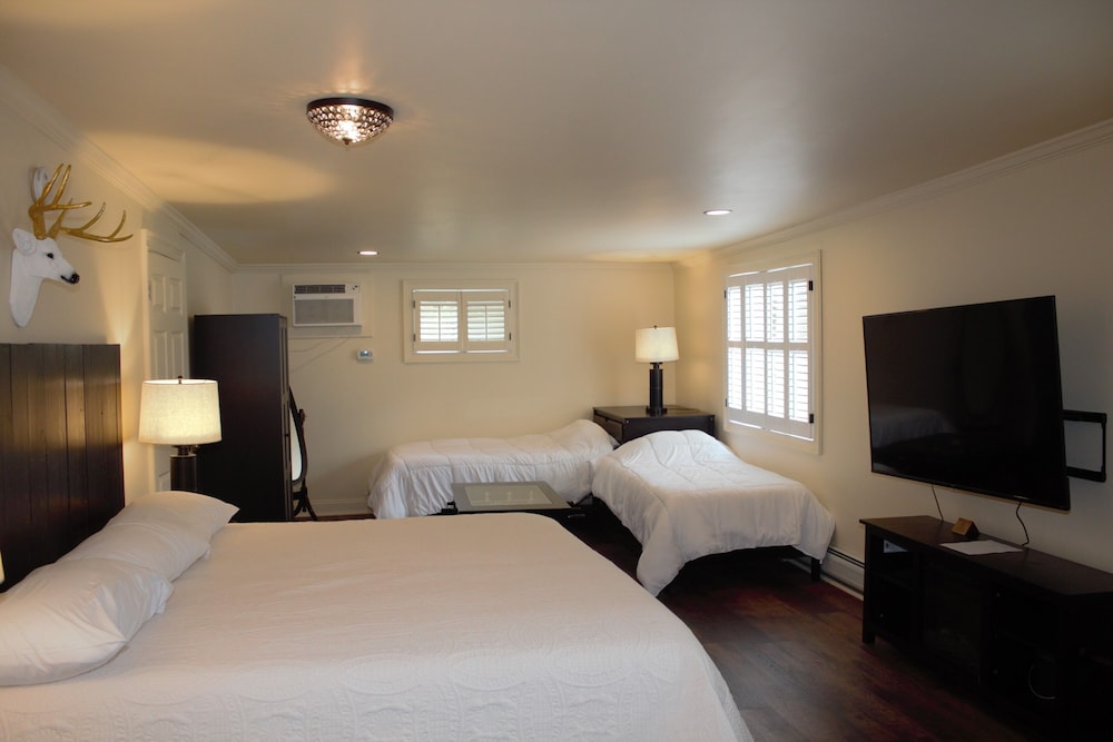 Family Room, Multiple Beds, Non Smoking, Mountain View photo 1