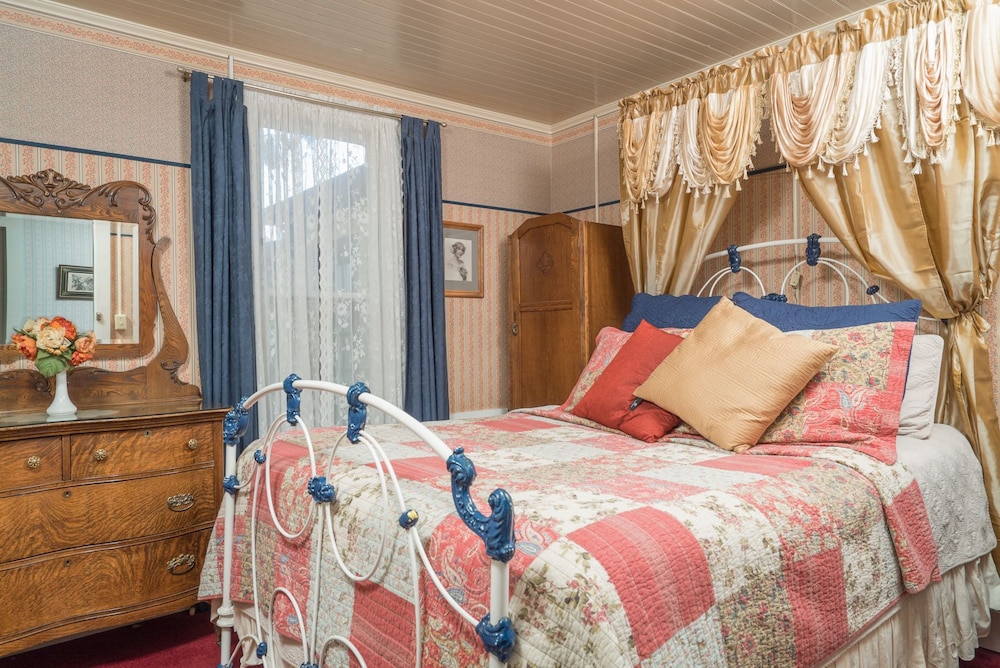 Room (Maximum 2 Guests)