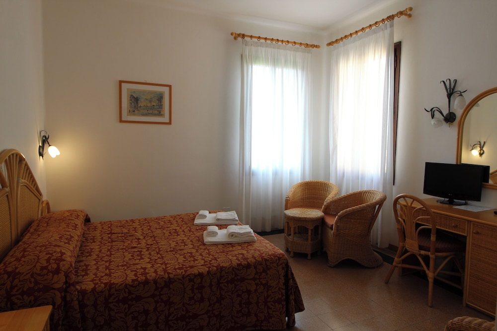 Classic Quadruple Room, City View photo 2