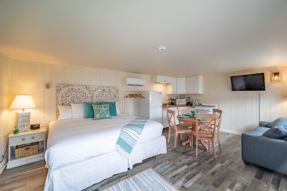 Deluxe Studio, 1 King Bed with Sofa bed, Non Smoking (Cottage King Efficiency) photo 2