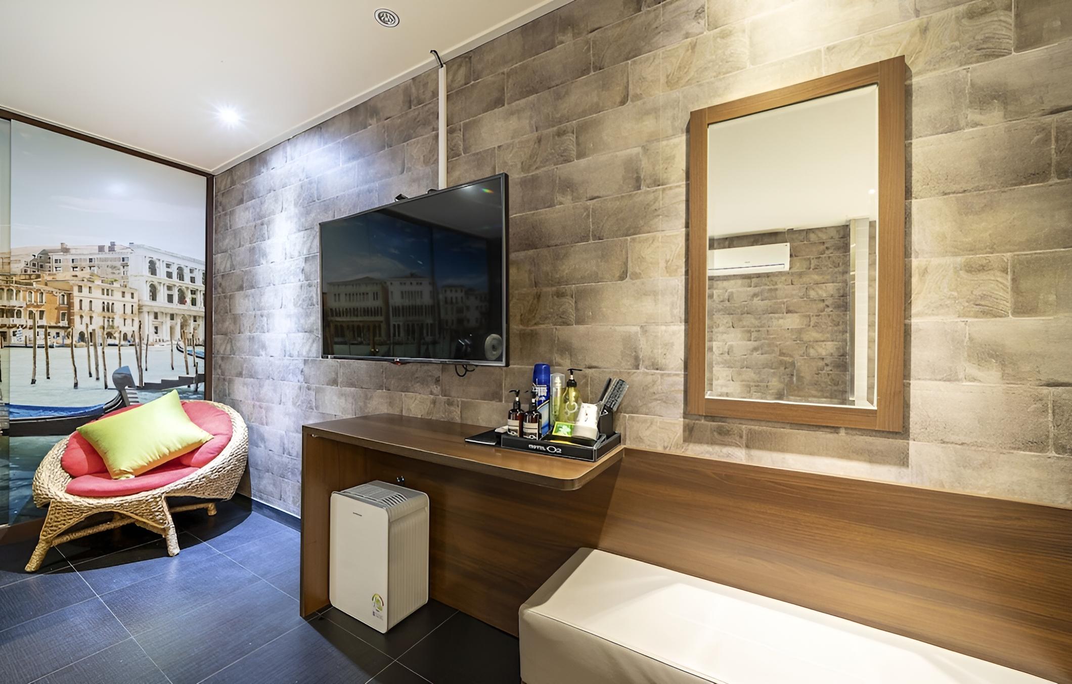 Room (Suite - Beam Projector (Air Purifier ) photo 3