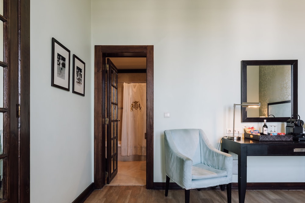 Premium Double Room - Photo 8