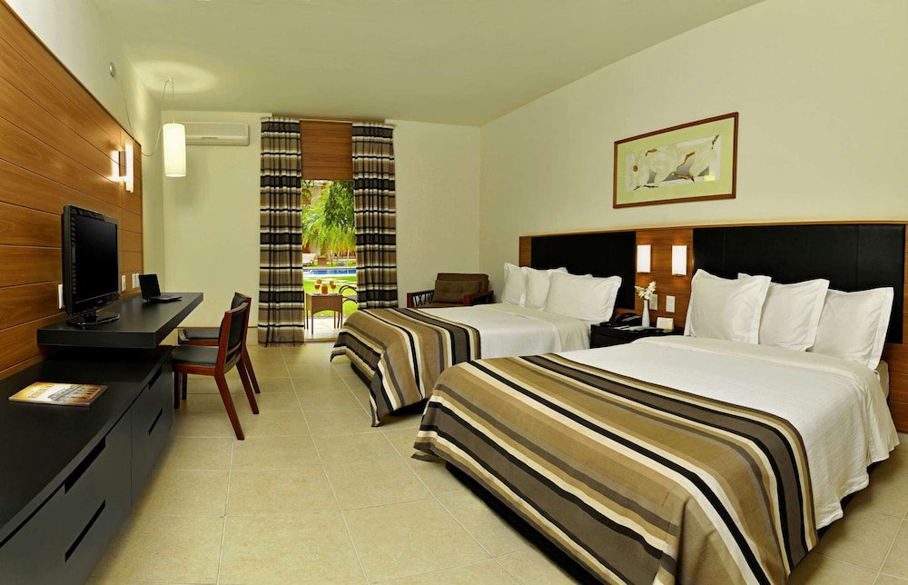 Deluxe Room, 2 Queen Beds, Balcony, Pool View (Deluxe) photo 1