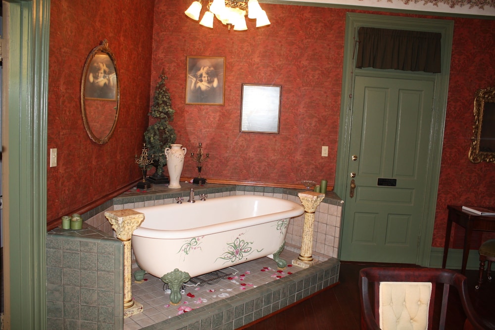 Romantic Double Room, 1 Queen Bed (Ribbons and Roses) photo 3