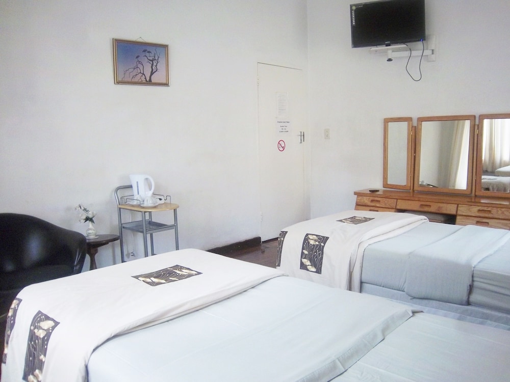 Standard Twin Room, Shared Bathroom photo 3