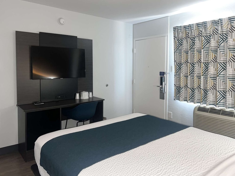 Deluxe Room, 1 Queen Bed, Non Smoking, Refrigerator & Microwave