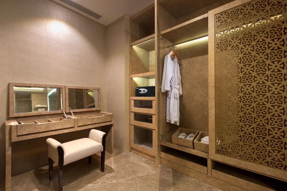 Suite, 1 King Bed, Non Smoking (Minister) photo 3