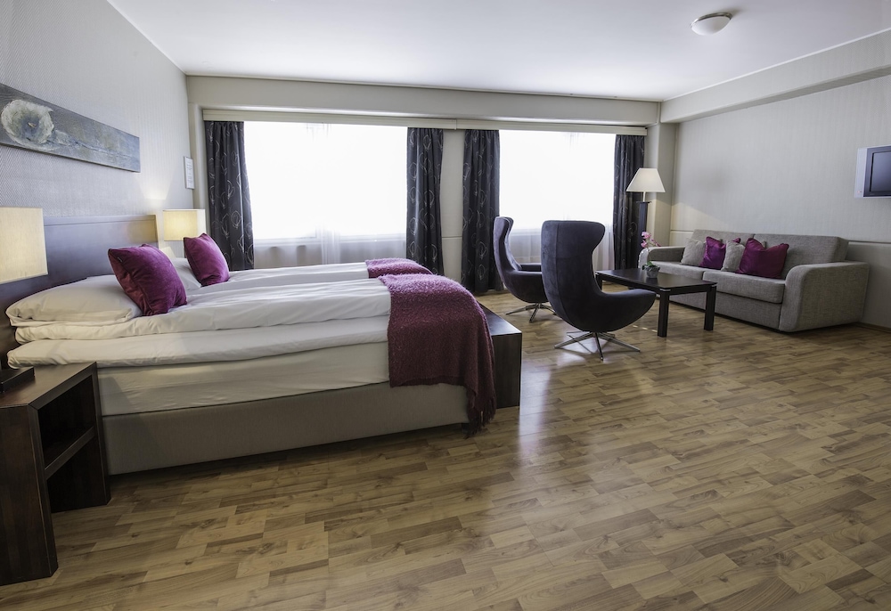 Suite, 1 King Bed, Non Smoking - Photo 4