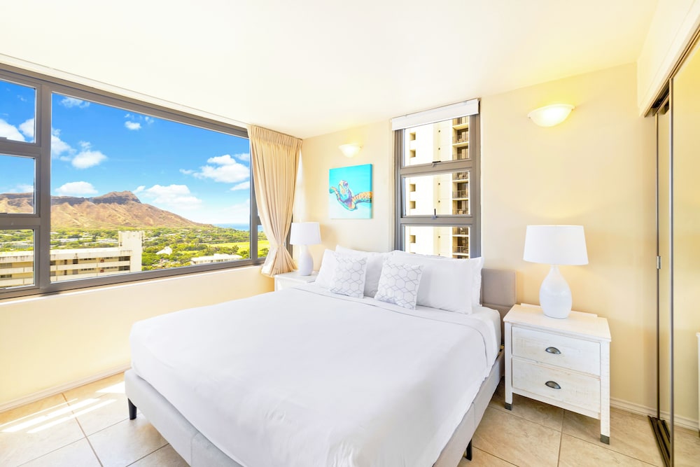 Diamond Head and Ocean views with King Bed and Parking: Suite, 1 Bedroom, Balcony, Ocean View (0071) photo