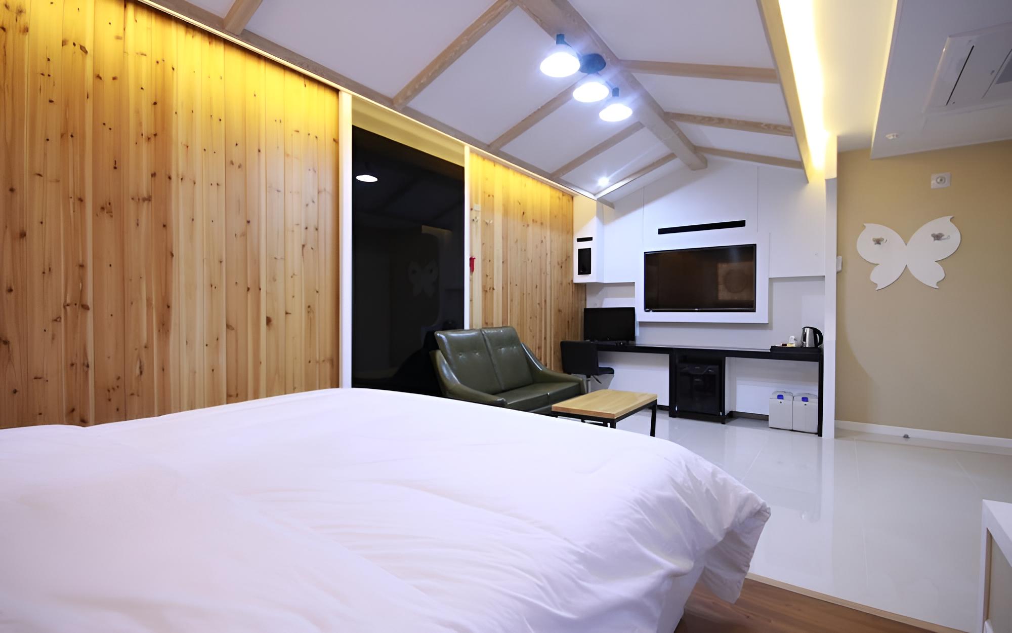 Room (Standard Room (Free Netflix available) - Photo 1