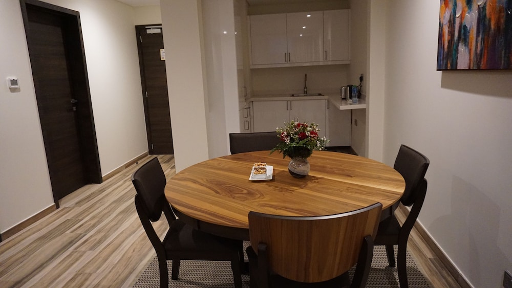 Suite, 2 Bedrooms - Photo 3