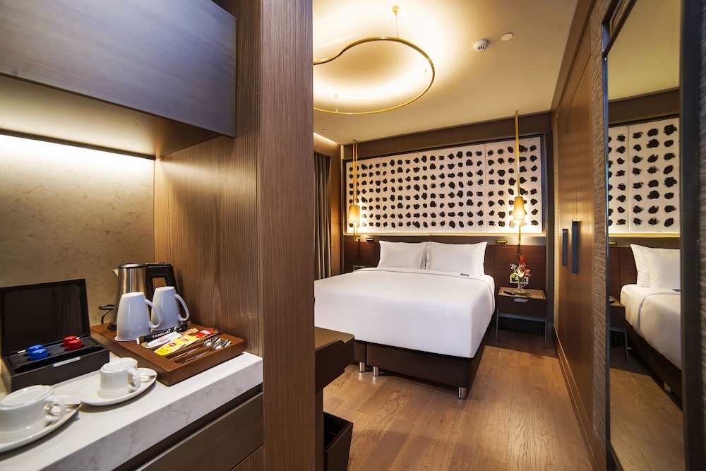 Junior Suite, City View with Lounge Access - Photo 12