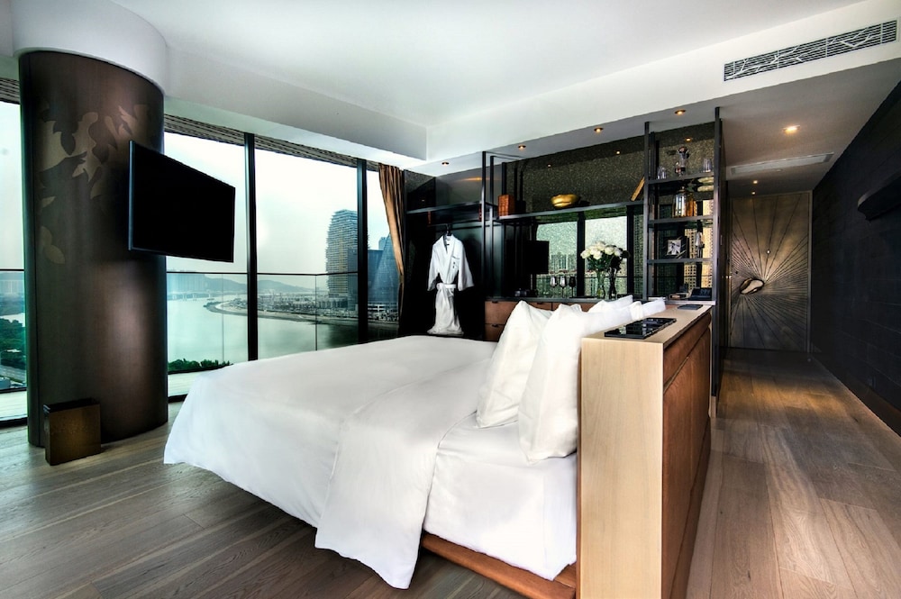 Superior Suite, 1 King Bed, Non Smoking photo 2