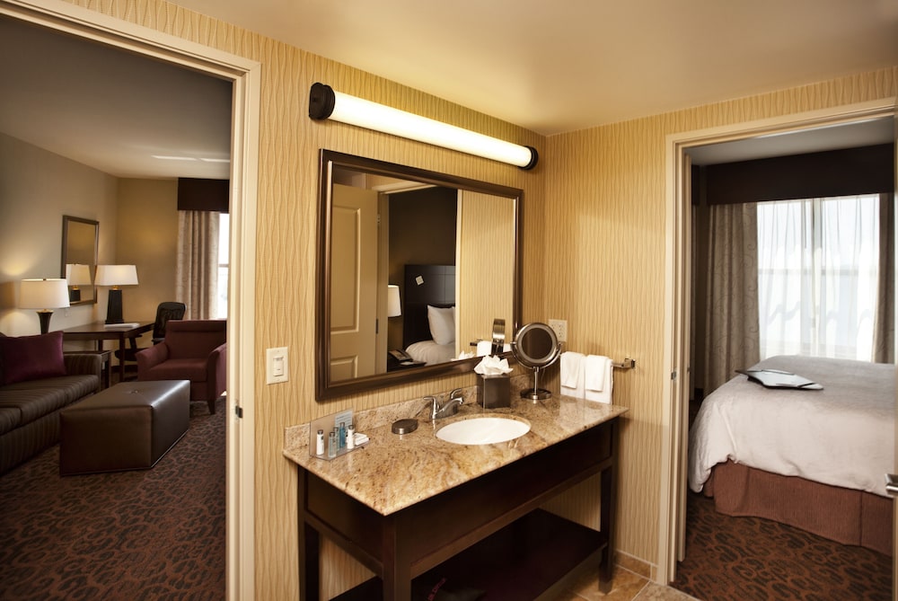 Suite, 1 King Bed, Non Smoking - Photo 3