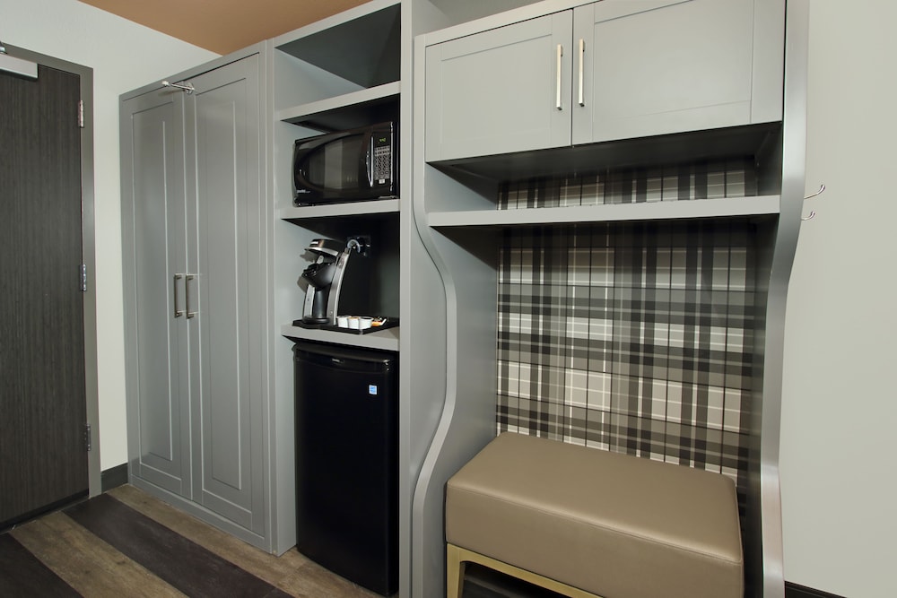 Suite, 1 Bedroom - Photo 2