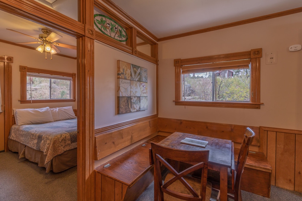 Chic-A-Dee #27 (Cabin, Private Hot Tub, Fireplace, Sleeps 4 adults and 2 children)