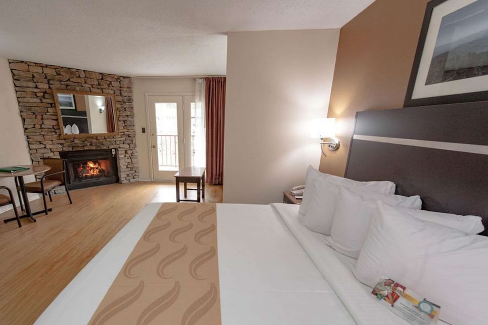 Suite, 1 King Bed, Non Smoking, Fireplace (No Pets) - Photo 3