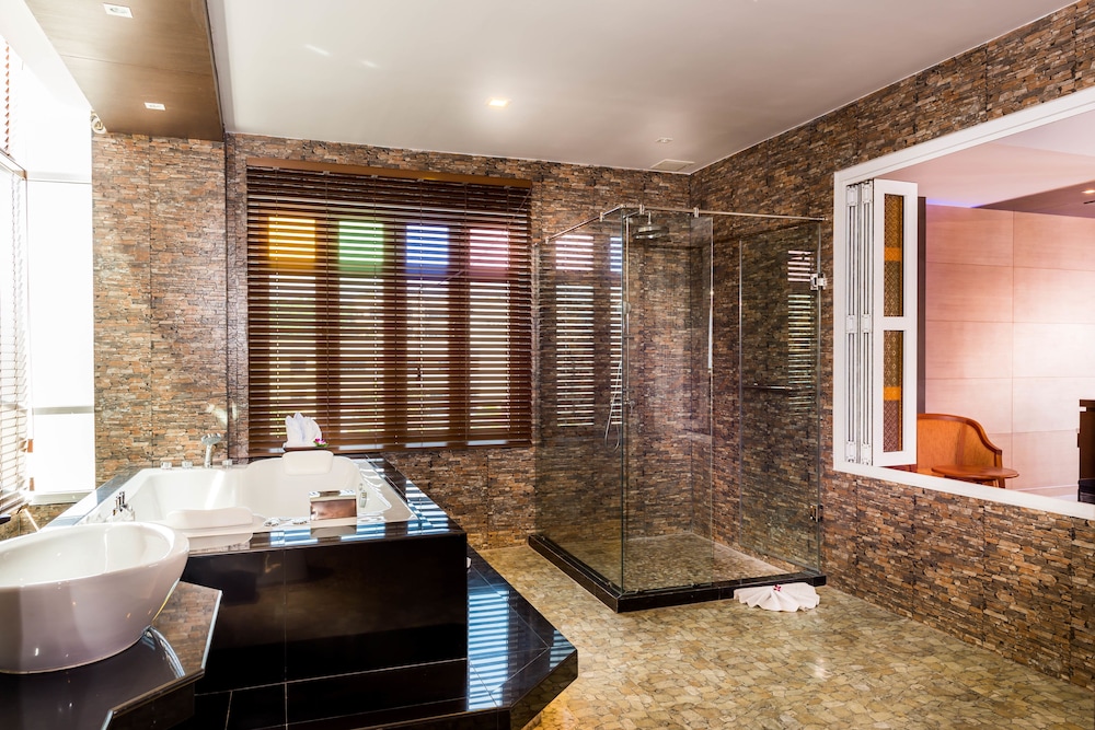 Nipa Grand Suite Room - Photo 10