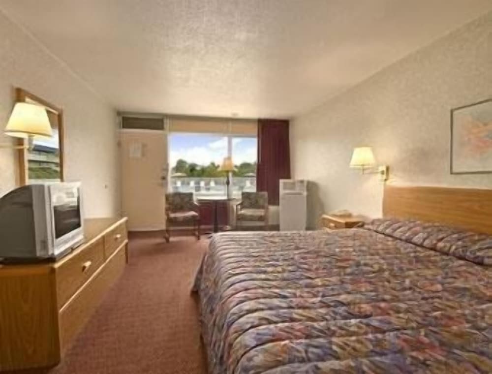 Standard Room, 1 King Bed - Photo 3