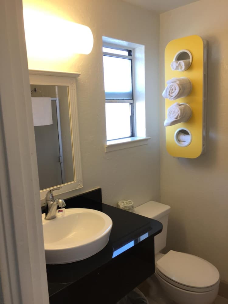 Deluxe Room, Multiple Beds, Non Smoking, Refrigerator & Microwave - Photo 10