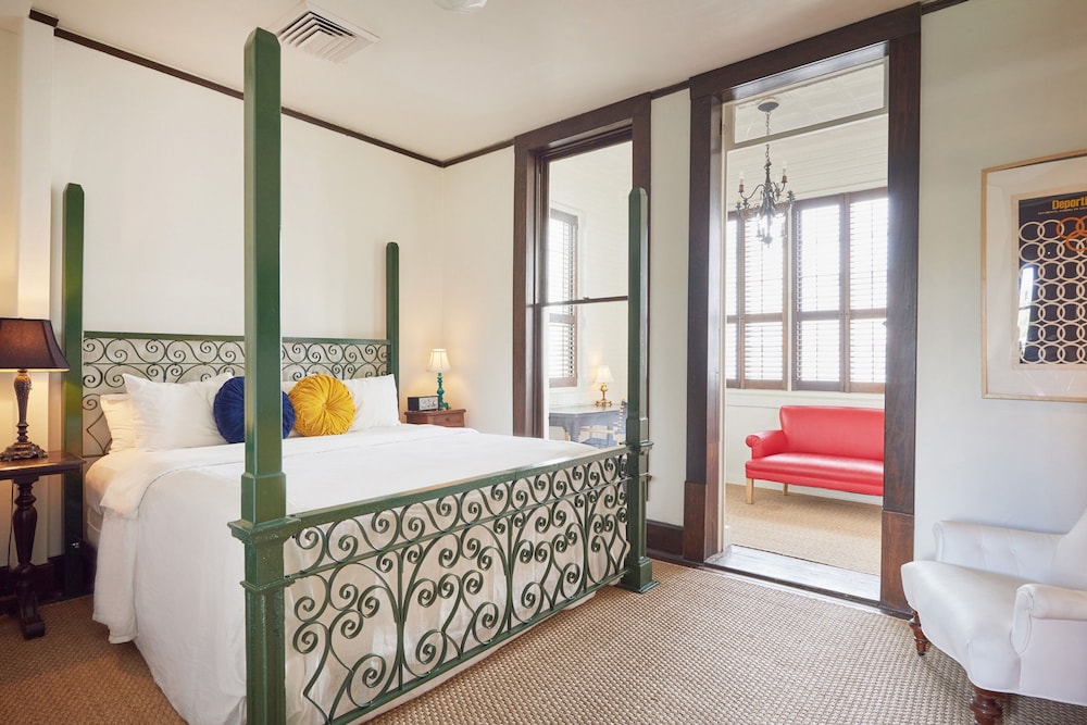 Deluxe Room, 1 King Bed, Accessible, City View (King Suite (Ks))