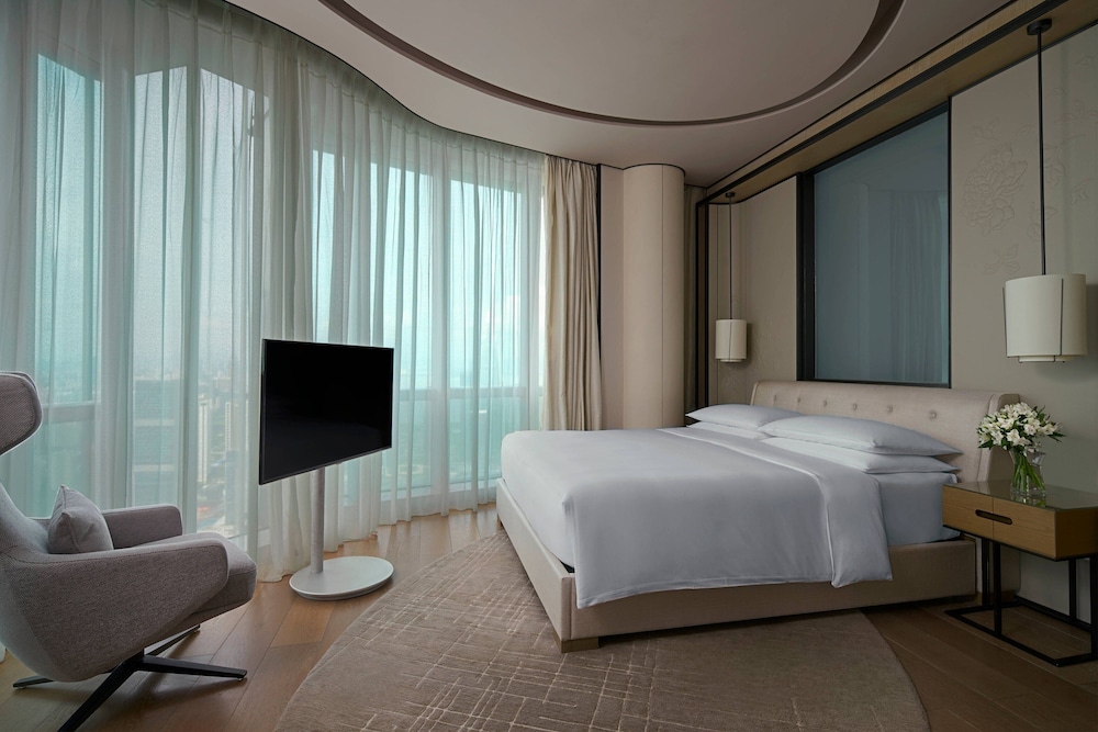 Executive Suite, 1 King Bed, City View photo 1