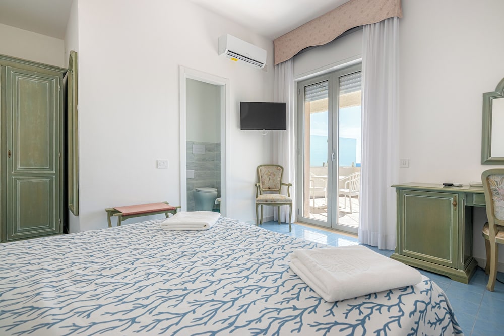 Deluxe Double Room, Sea View photo 2